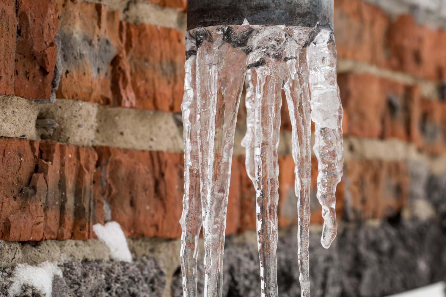 natural-icicles-hanging-pipe